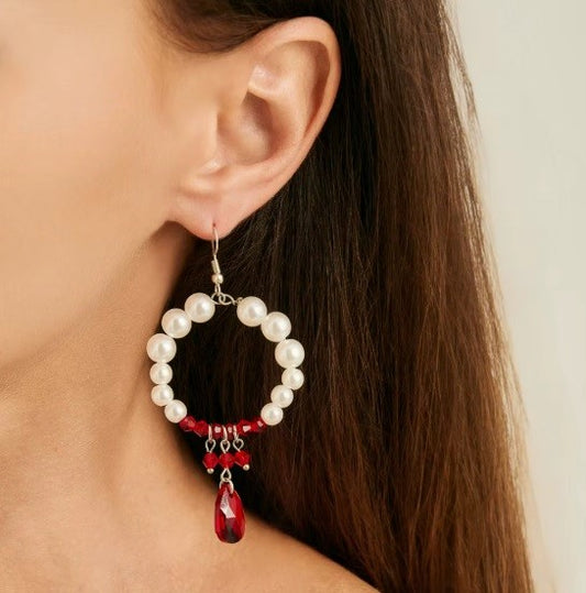Aros “Perla Colgante” – Elegancia en Arco y Gota de Perla