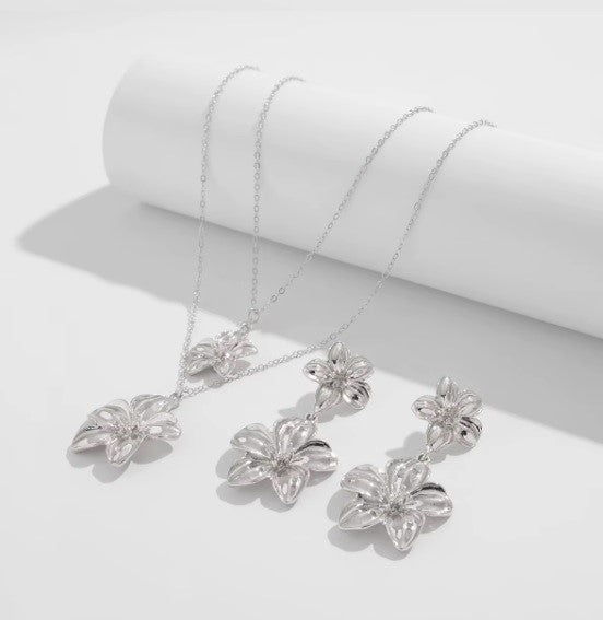 Set “Flores apilables” Plateado– Collar y Pendientes