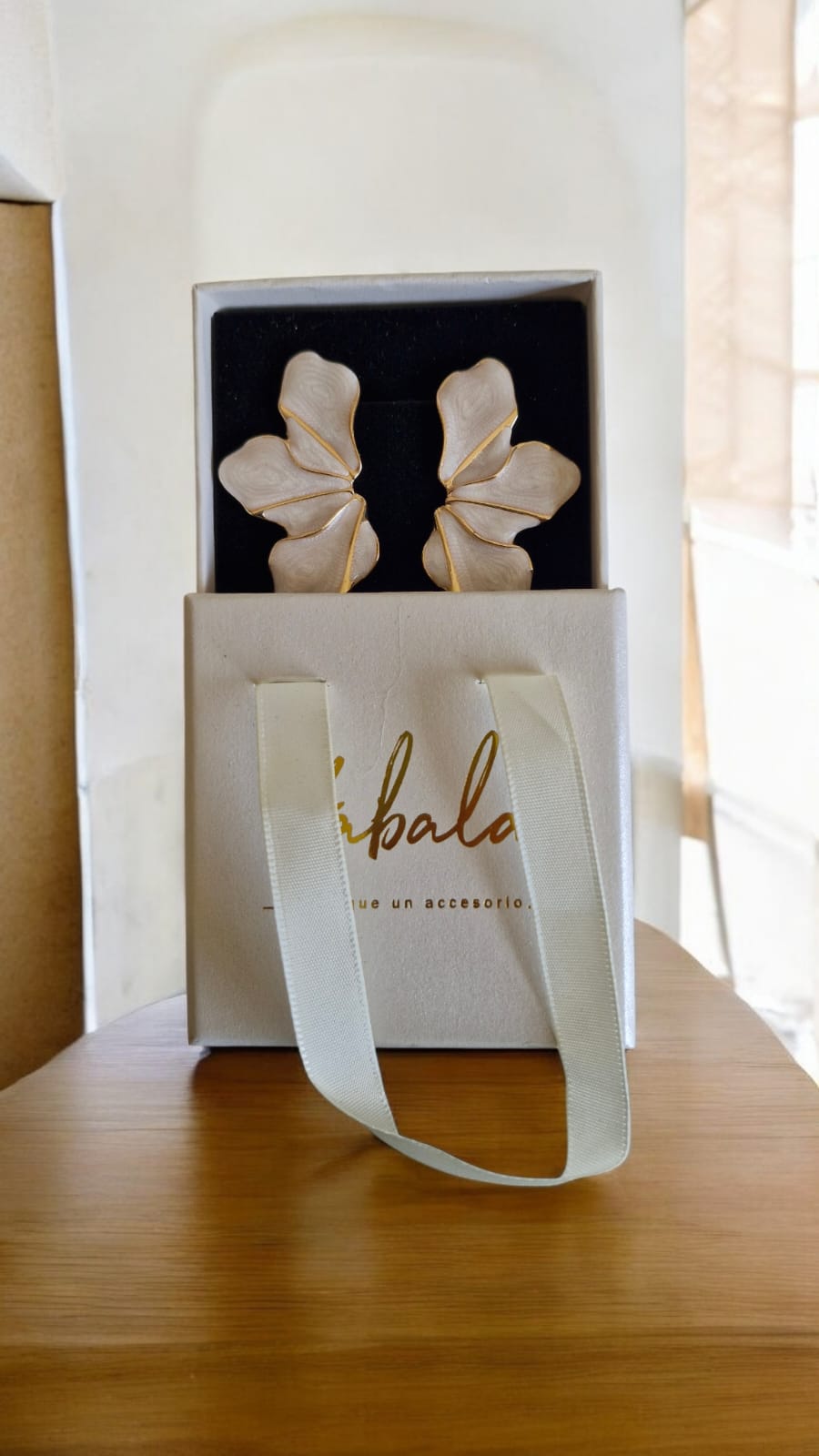 Aros “Flor Grande Multicolor – Stud” Blanco