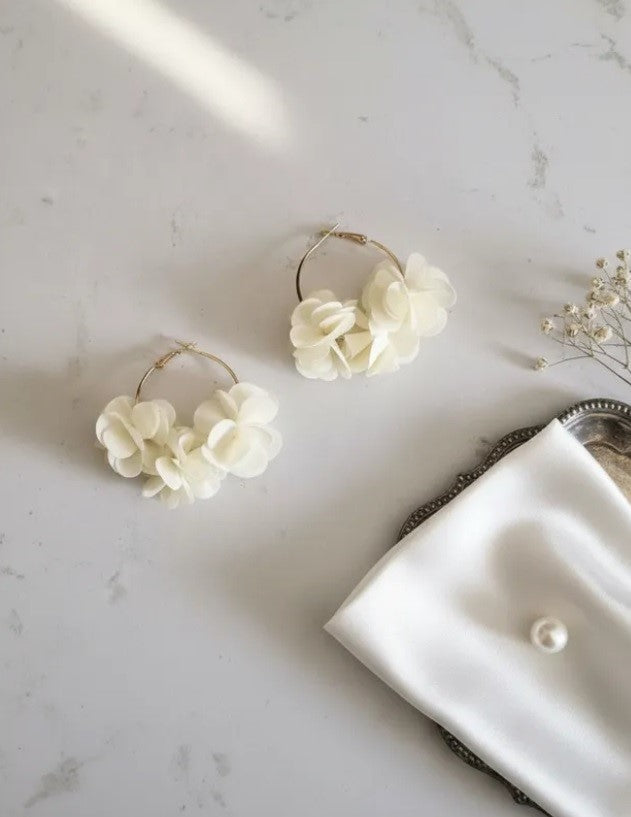 Aros Flor En Tela Blanco/ Diseño Minimalista