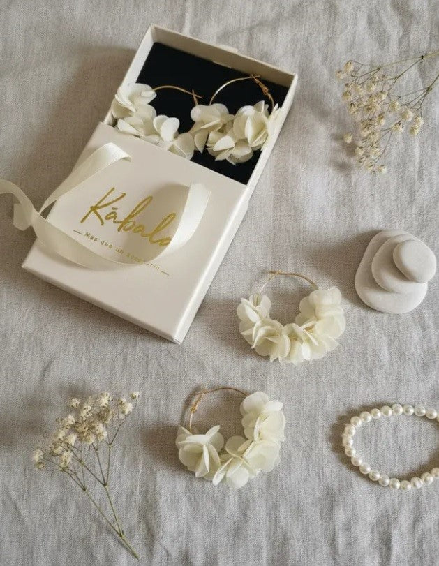 Aros Flor En Tela Blanco/ Diseño Minimalista