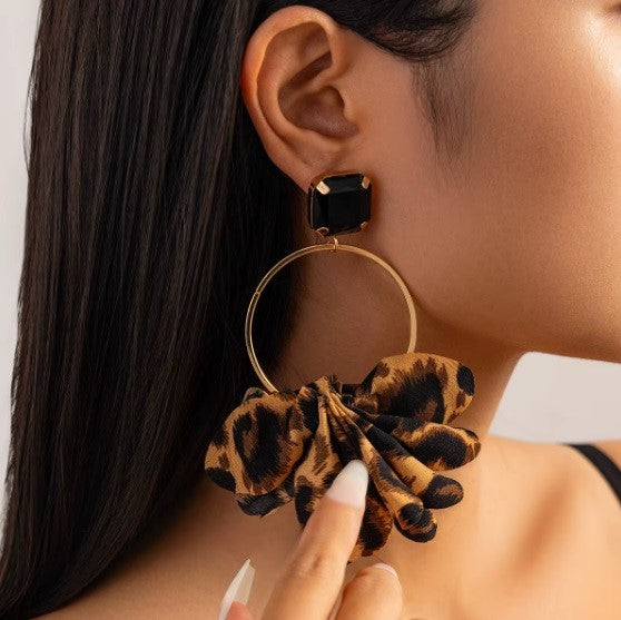 Aros “Arte Leopardo” – Diseño animal print con acabado dorado