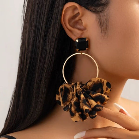 Aros “Arte Leopardo” – Diseño animal print con acabado dorado