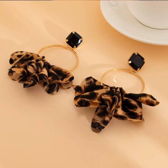 Aros “Arte Leopardo” – Diseño animal print con acabado dorado