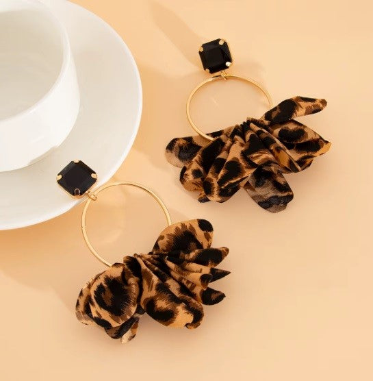 Aros “Arte Leopardo” – Diseño animal print con acabado dorado