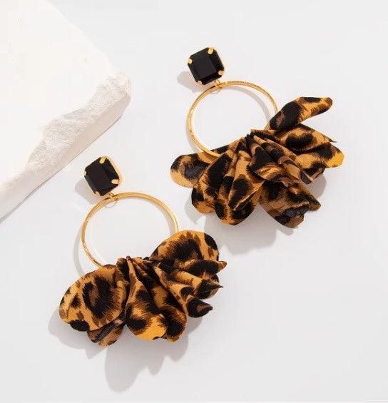 Aros “Arte Leopardo” – Diseño animal print con acabado dorado