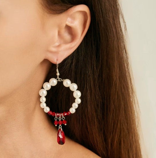 Aros “Perla Colgante” – Elegancia en Arco y Gota de Perla