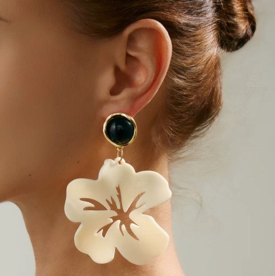 Aros “Flores Caladas” Colgantes – Diseño Floral Elegante para Mujer