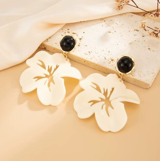 Aros “Flores Caladas” Colgantes – Diseño Floral Elegante para Mujer