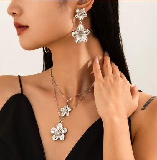 Set “Flores apilables” Plateado– Collar y Pendientes